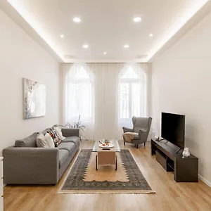 deluxe-downtown-csengery-home-2bdrm-2-bathrm.inbudapesthotels.com/